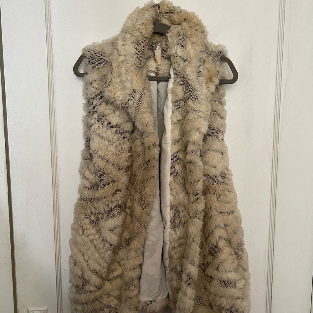 Anthropologie Amadi cream faux fur with black stitching vest in XL - Picture 4 of 7